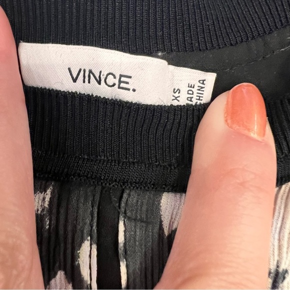 Vince - Black & Cream Abstract Pattern Sleeveless Blouse Sz XS - Picture 6 of 6